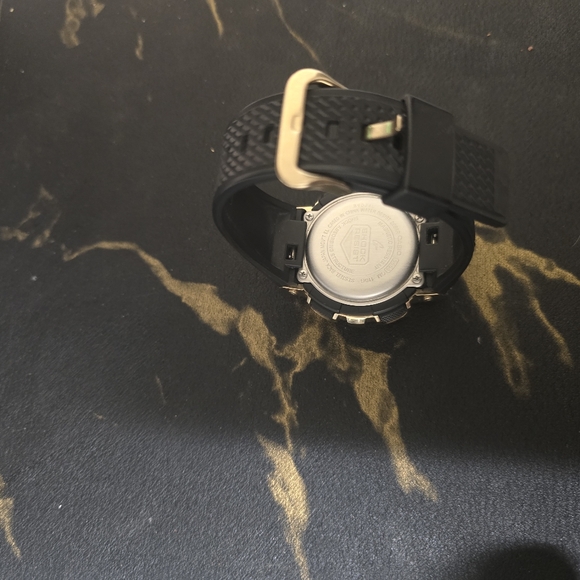 Men's Casio G-Shock Classic Gold-Tone Black Resin Strap Watch with Black and Gol - Picture 3 of 6